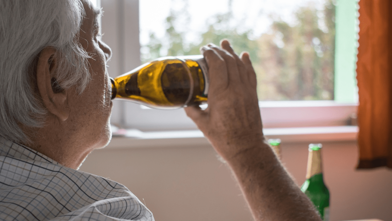 Alcoolismo causa mais mortes no público 55+
